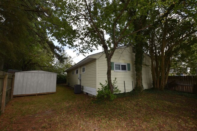 Building Photo - 3 Bedroom 1 Bathroom