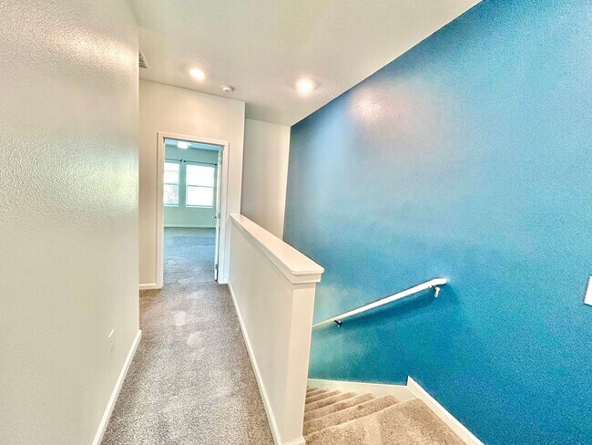 Building Photo - Upscale 3Beds/2.5Baths Townhouse living in...
