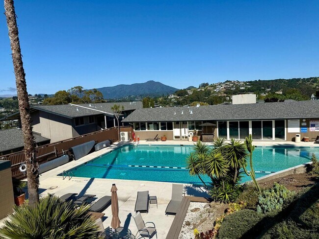 Building Photo - BEAUTIFUL, UPPER UNIT 3BD/2BA PLUS BONUS ROOM TIBURON CONDO. MOUNT TAM VIEWS!