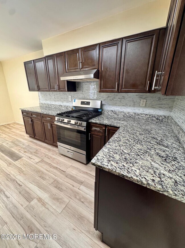Building Photo - 1202 Green Hollow Dr