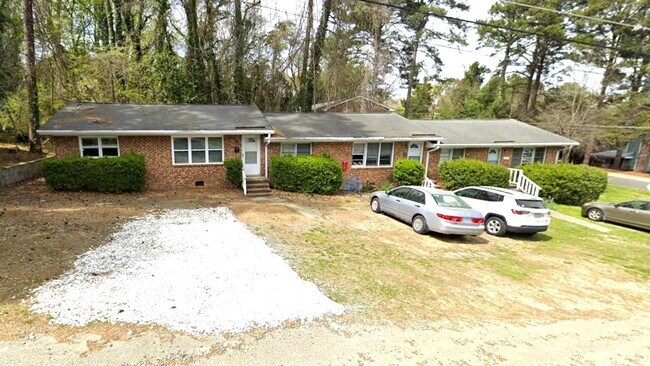 Building Photo - 2 Bed 1 Bath walking distance to downtown Chapel Hill and UNC