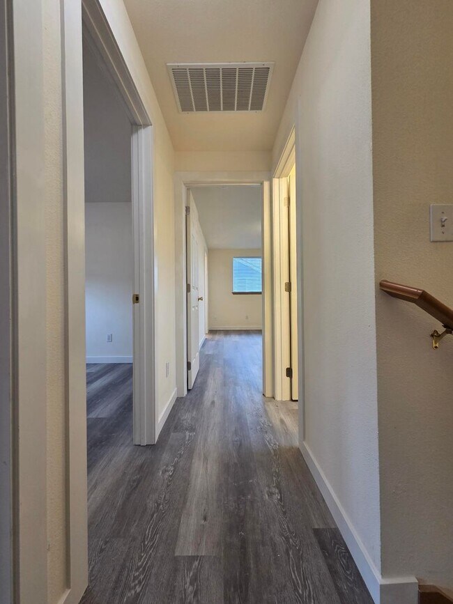 Building Photo - Beautifully updated home!