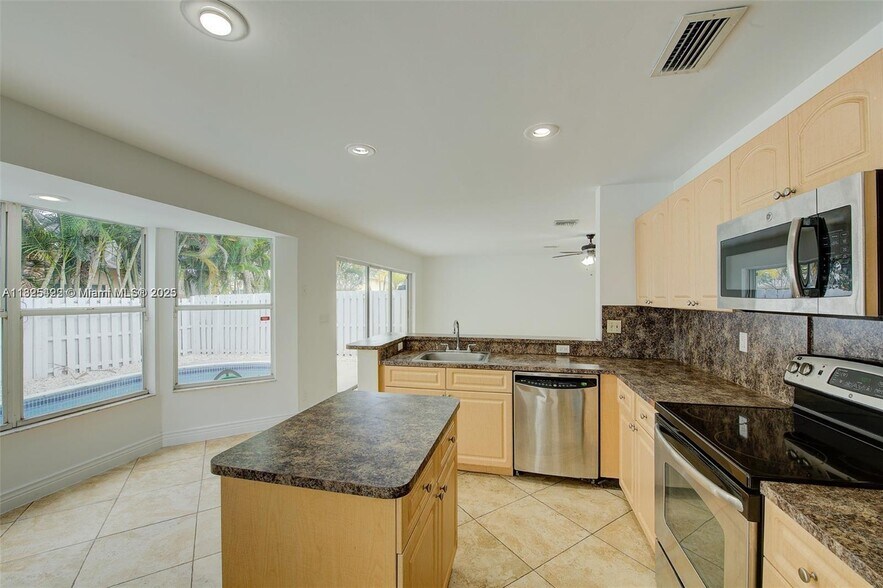 Building Photo - 1127 SW 104th Way