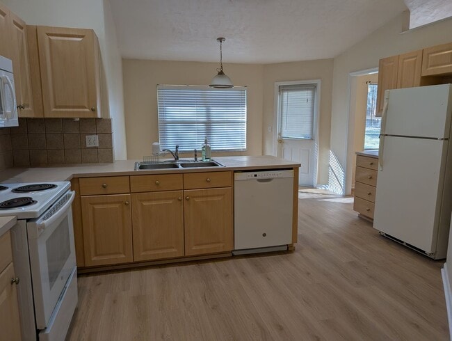 Building Photo - Hamilton Pond single family home