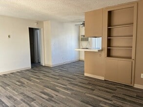Building Photo - 995 N Mollison Ave