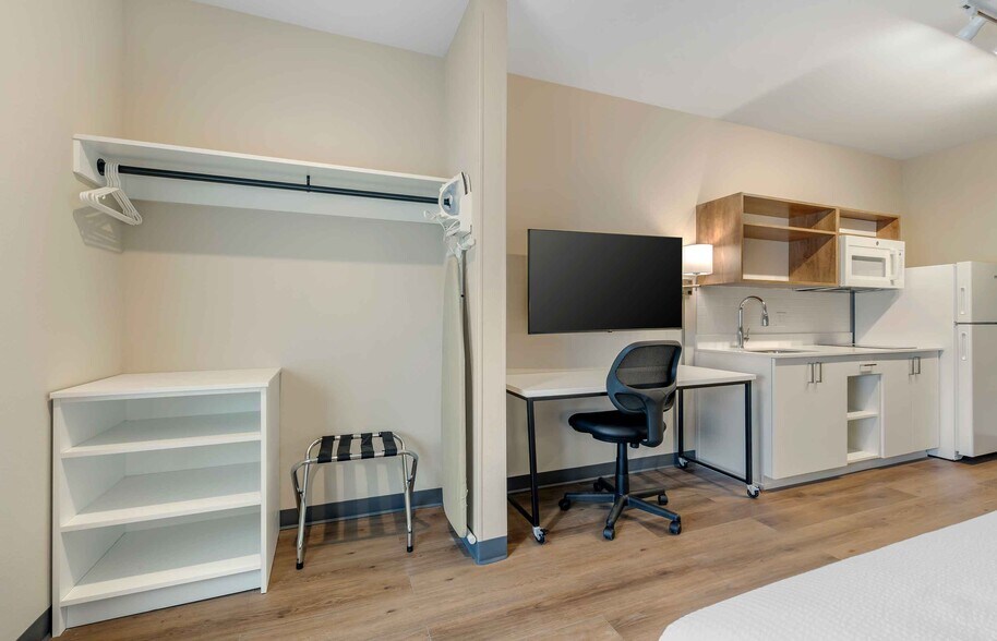 Building Photo - Furnished Studio-Phoenix - Chandler - Airport