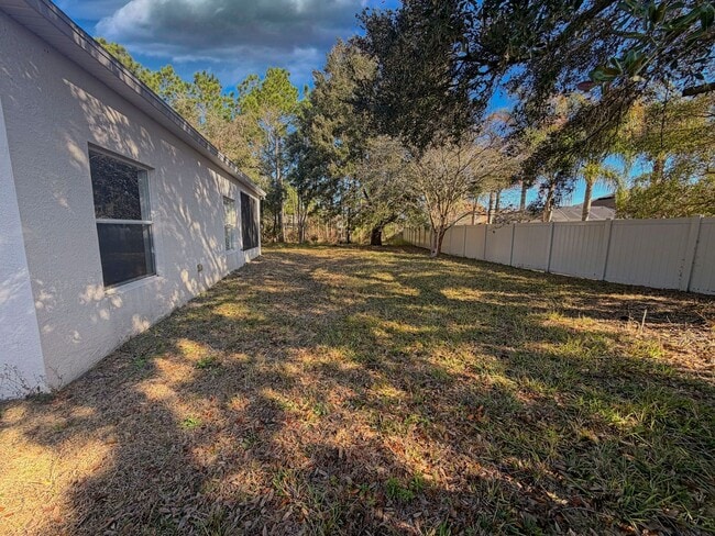 Building Photo - Spacious 3-bedroom, 2-bathroom home offering 2,362 square feet of living space with a desirable o...