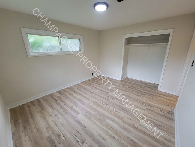 Building Photo - Large home in Ruskin!