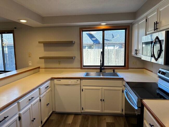 Building Photo - Updated 3 bedroom 1.5 bath house in Eugene!