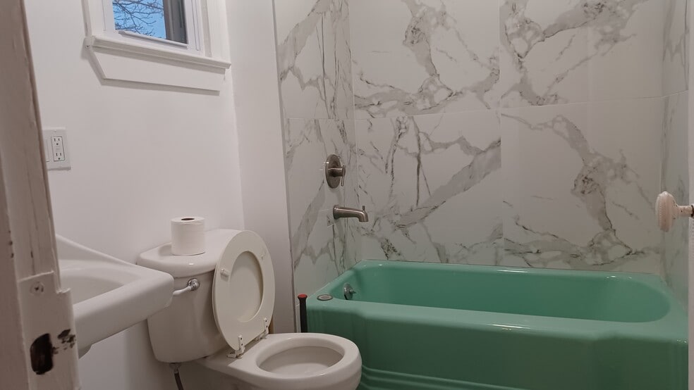 Building Photo - 33 Center St