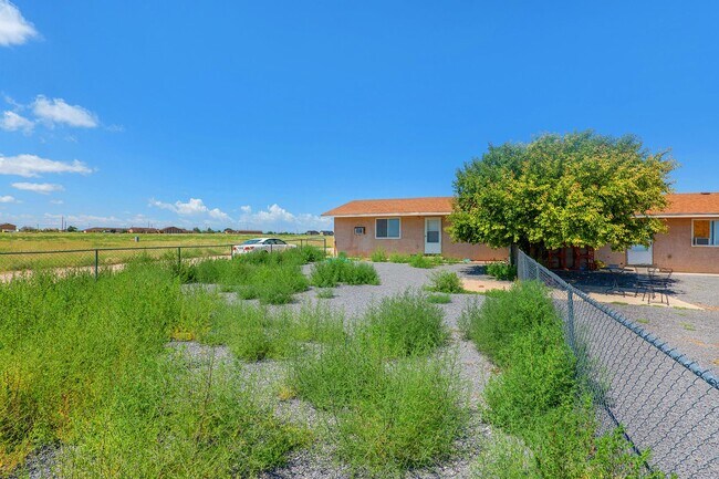 Building Photo - Duplex in Pueblo West!