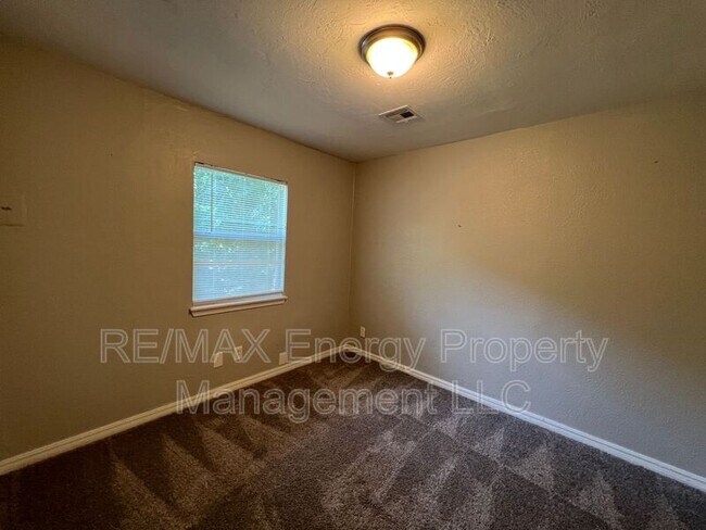 Building Photo - 2224 Doris Ave