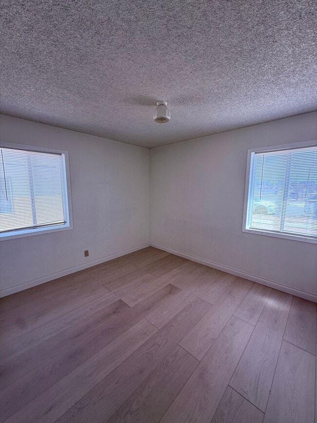 Building Photo - AWESOME 3 BEDROOM 1 BATH HOME