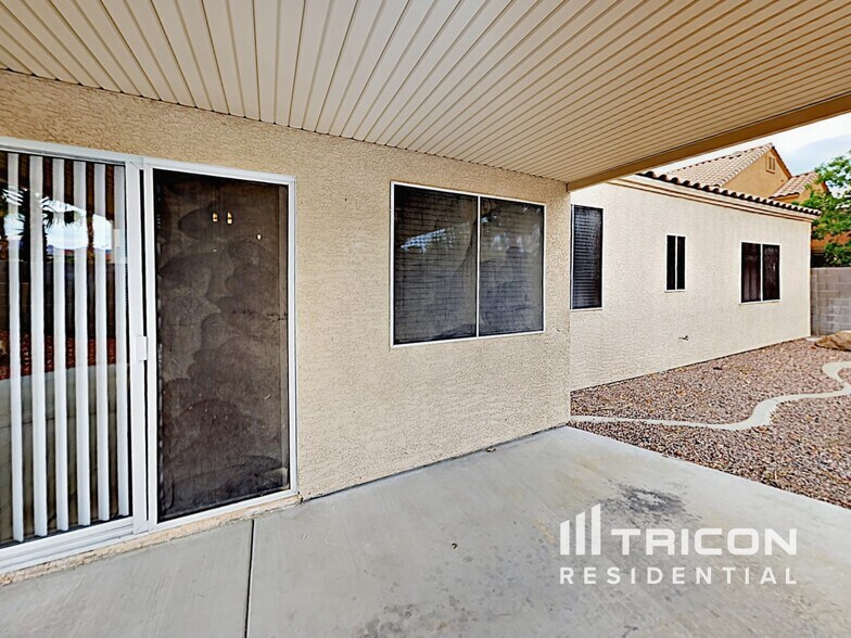 Building Photo - 610 Largo Azul Ave