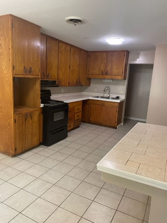 Building Photo - 411 Lindenwood Dr