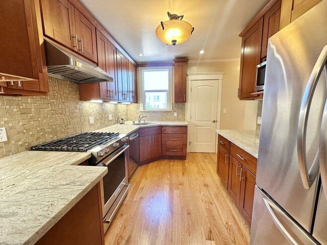 Building Photo - Beautiful Single Family Home in the Sunset...