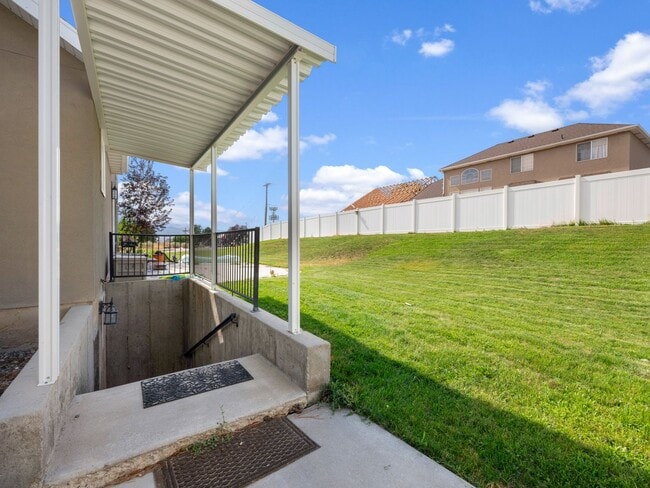 Building Photo - 25 E 2250 N