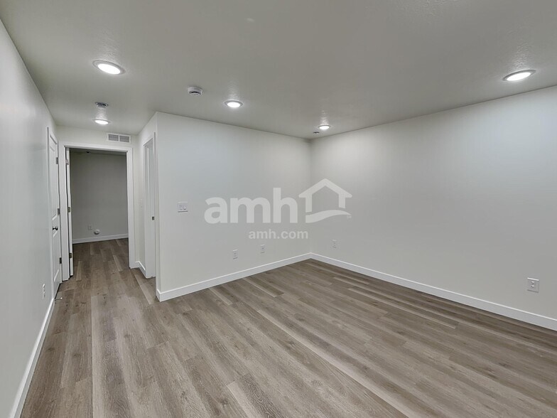 Building Photo - 1284 W Mahogany St