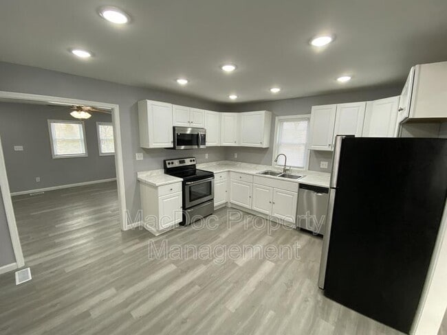 Building Photo - 210 Jett Dr