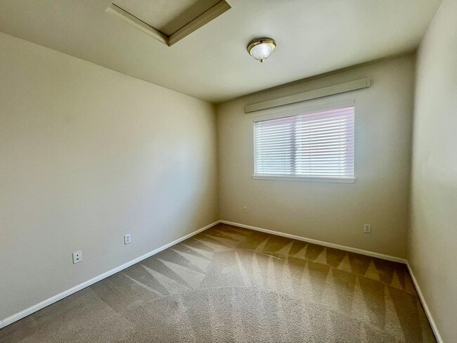 Building Photo - 2-Story Townhouse