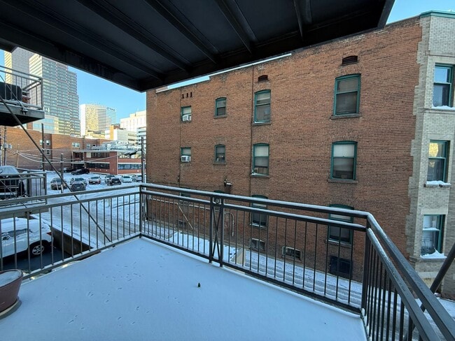 Building Photo - Cozy downtown condo