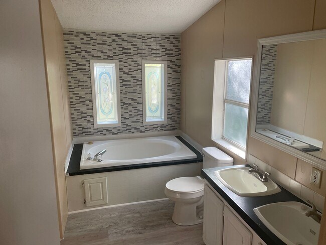 Building Photo - 3/2 Manufactured Home in the Country.