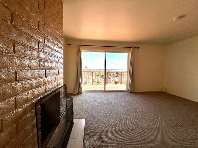 Building Photo - Stunning 3 Bed/3.5 Bath with Panoramic Views!
