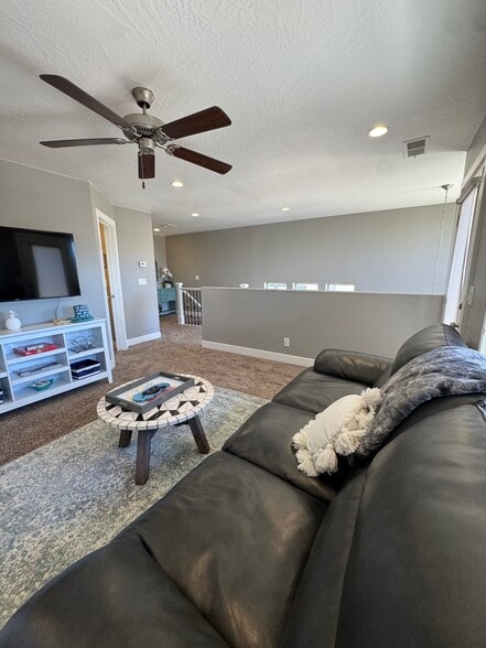 Building Photo - 1610 W Canyon Tree Dr