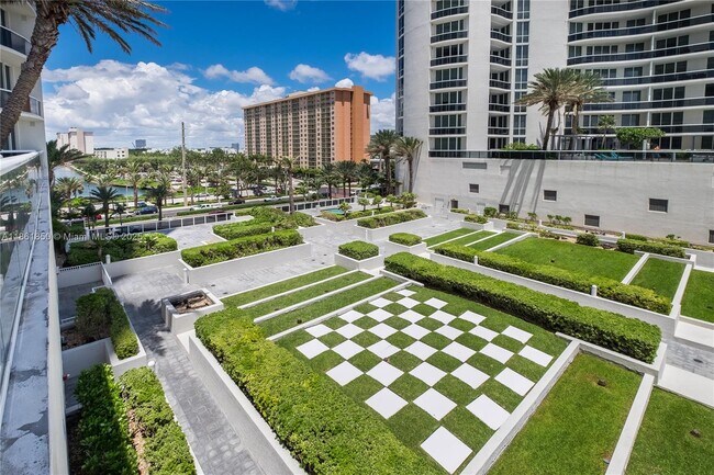 Building Photo - 15811 Collins Ave