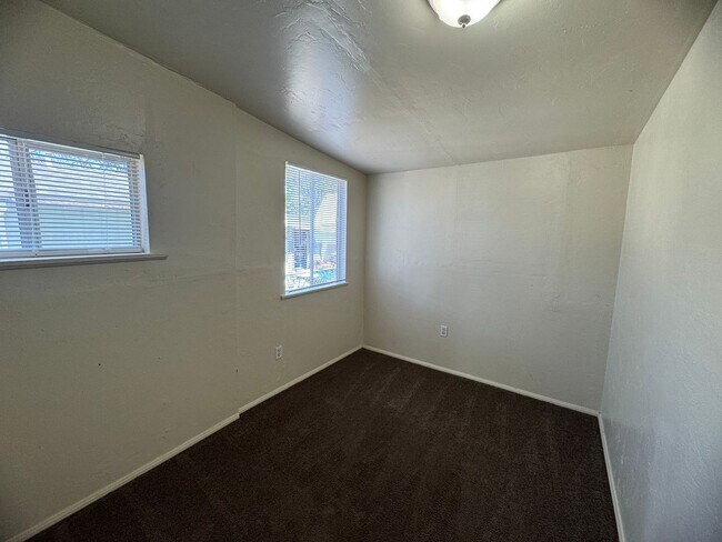 Building Photo - 2 Bedroom Home With A Spacious Yard