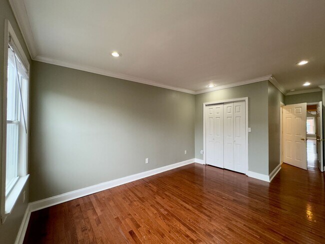 Building Photo - Charming 3-Bedroom Townhome with Modern Am...