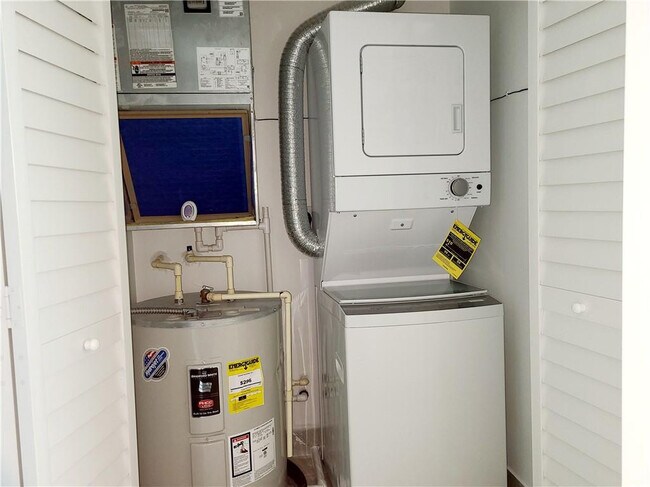 Building Photo - 2330 Taft St