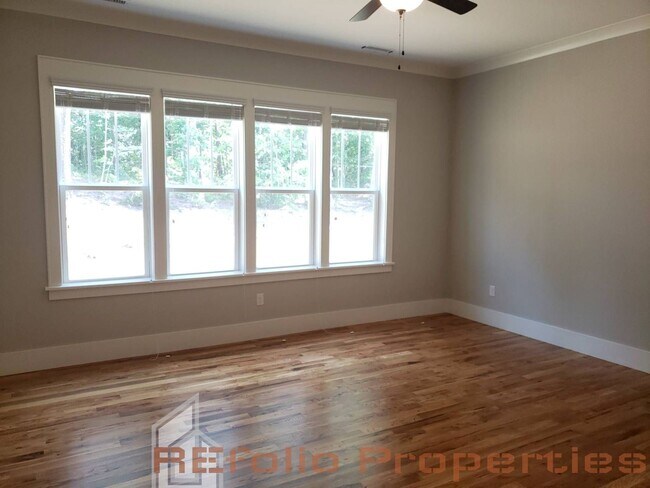 Building Photo - 413 Ancient Oaks Dr