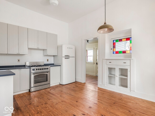 Building Photo - 1118 E St Clair St