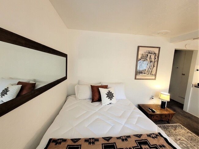 Building Photo - Walk & Bike Friendly! Great Economical Rental, West-side Studio, Fully Furnished Monthly Rental