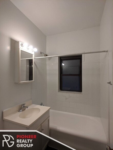 Building Photo - 556 W Arlington Pl