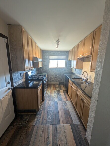 Building Photo - 5004 Royal Dr