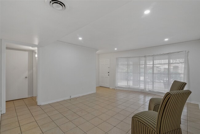 Building Photo - 2727 Briarhurst Dr