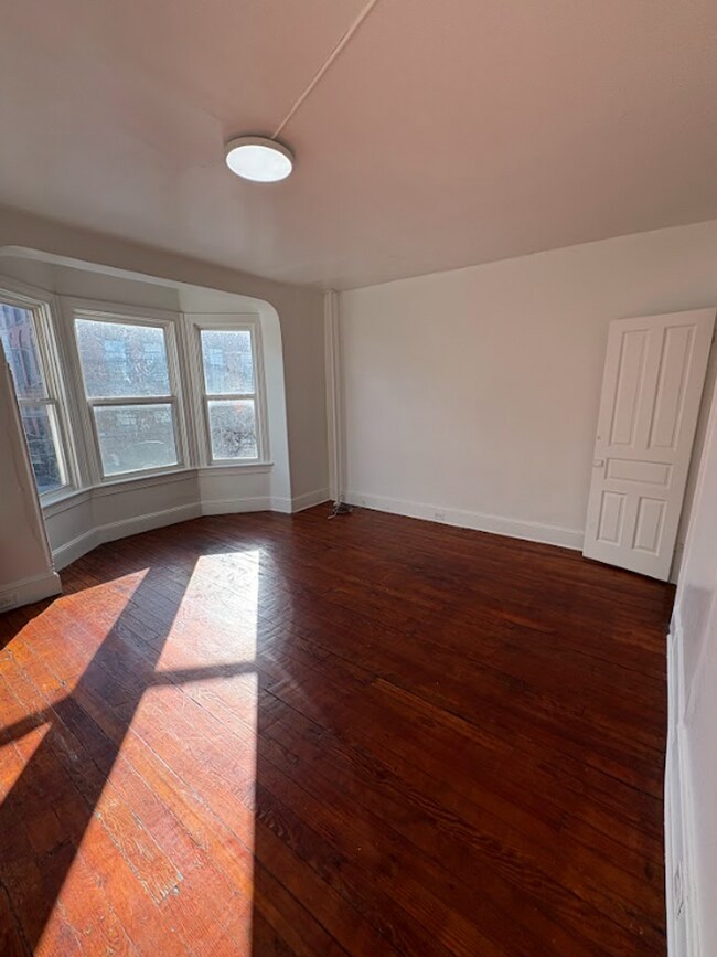 Building Photo - COMING SOON! 3 Bedroom Apartment - York City SD