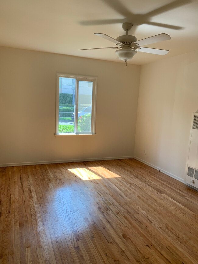 Building Photo - 408 N Doheny Dr