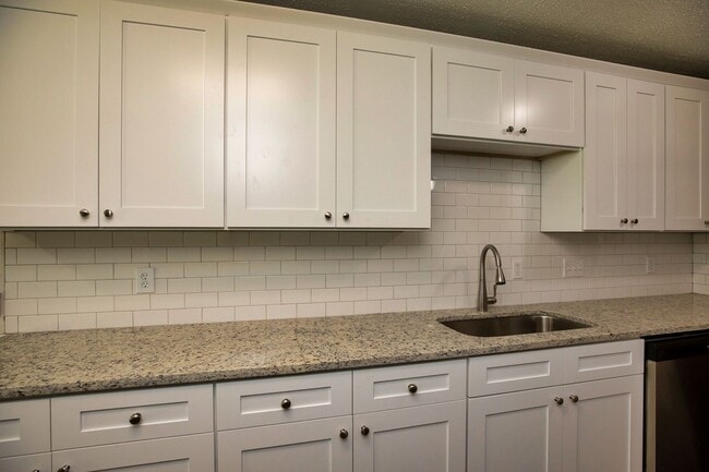 Building Photo - ** 4 Bed 2 Bath located in Ridgefield **Call 334-366-9198 to schedule a self tour