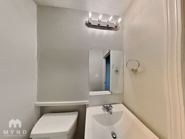 Building Photo - 2870 Woodhollow Ln