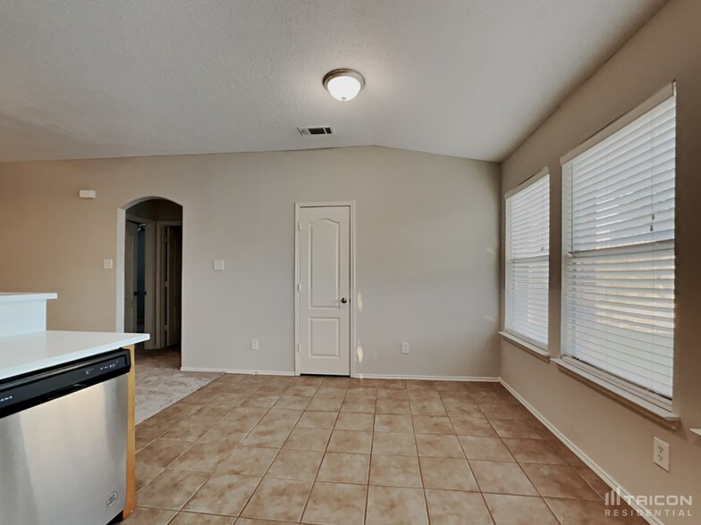 Building Photo - 772 Raven Dr