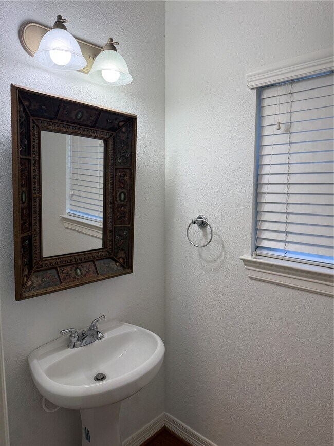 Building Photo - 11602 Royal Oaks Crossing