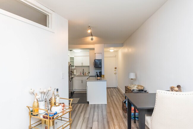 Building Photo - 1750 N Wells St