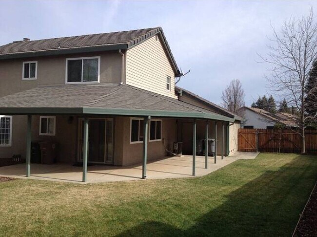 Building Photo - 3 Bedroom 2.5 Bath Home with Huge Covered Patio in Backyard!