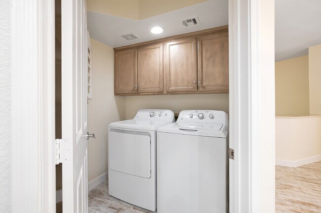 Building Photo - Camelback Corridor Condo now available!