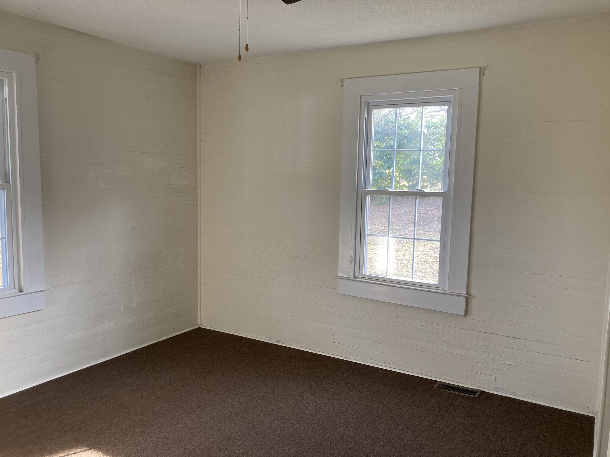 Building Photo - 105 Elm St