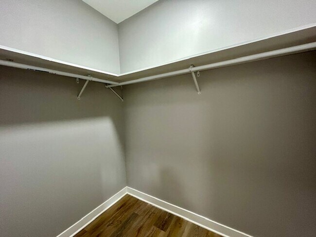 Building Photo - Charming 3-Bedroom 2 Bathroom Duplex in th...