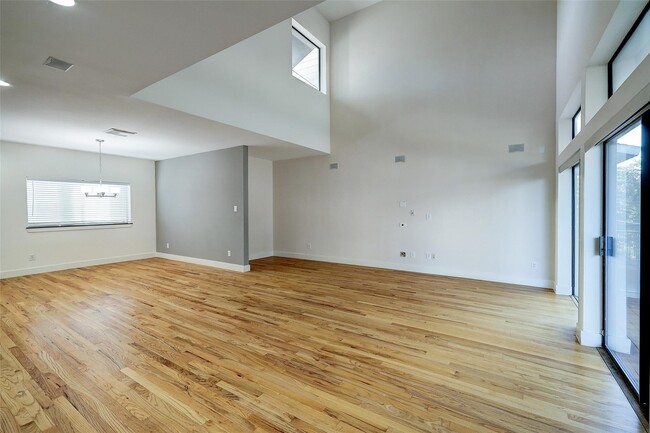 Building Photo - 2202 Bastrop St